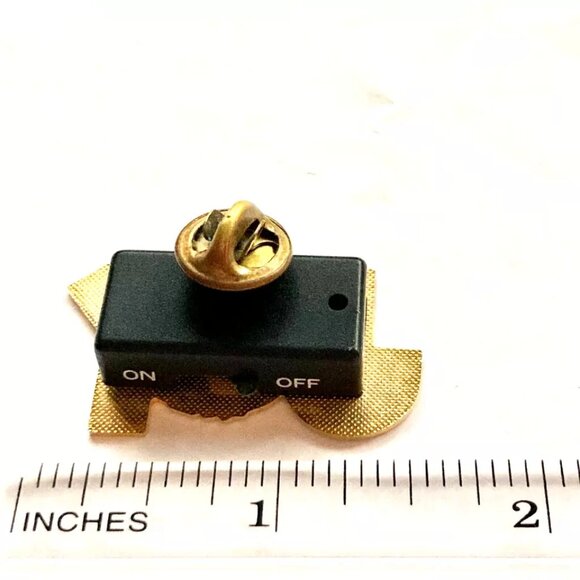 Vintage Christmas JOY Wreath Holly Tie Tac Lapel Pin Brooch Enamel Red Green - Picture 11 of 12